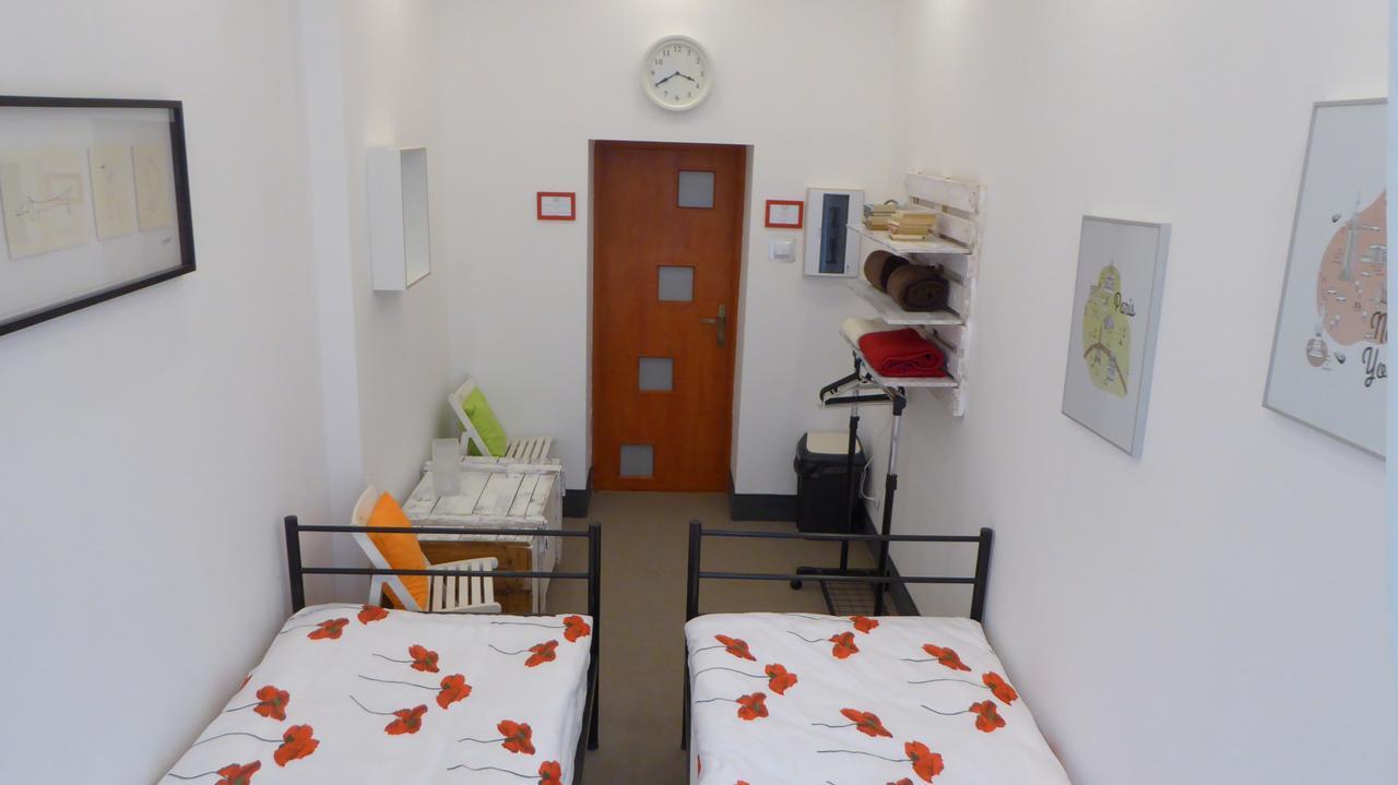 Flyfly Hostel , Darmowy Parking , Rezerwuj Przez Urzadzenia Mobilne -10 Procent Wrocław Exteriör bild