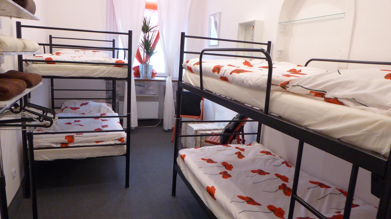Flyfly Hostel , Darmowy Parking , Rezerwuj Przez Urzadzenia Mobilne -10 Procent Wrocław Exteriör bild